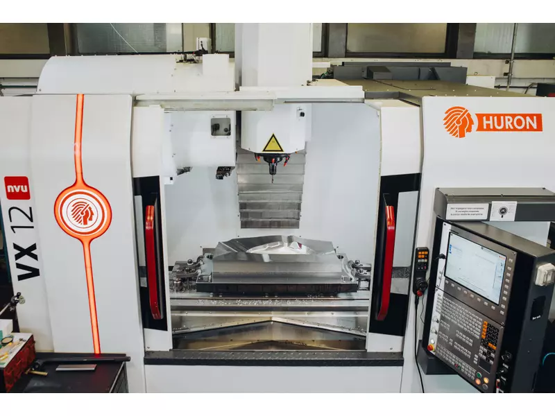 Fresatrice Huron predisposta alla lavorazione.webp